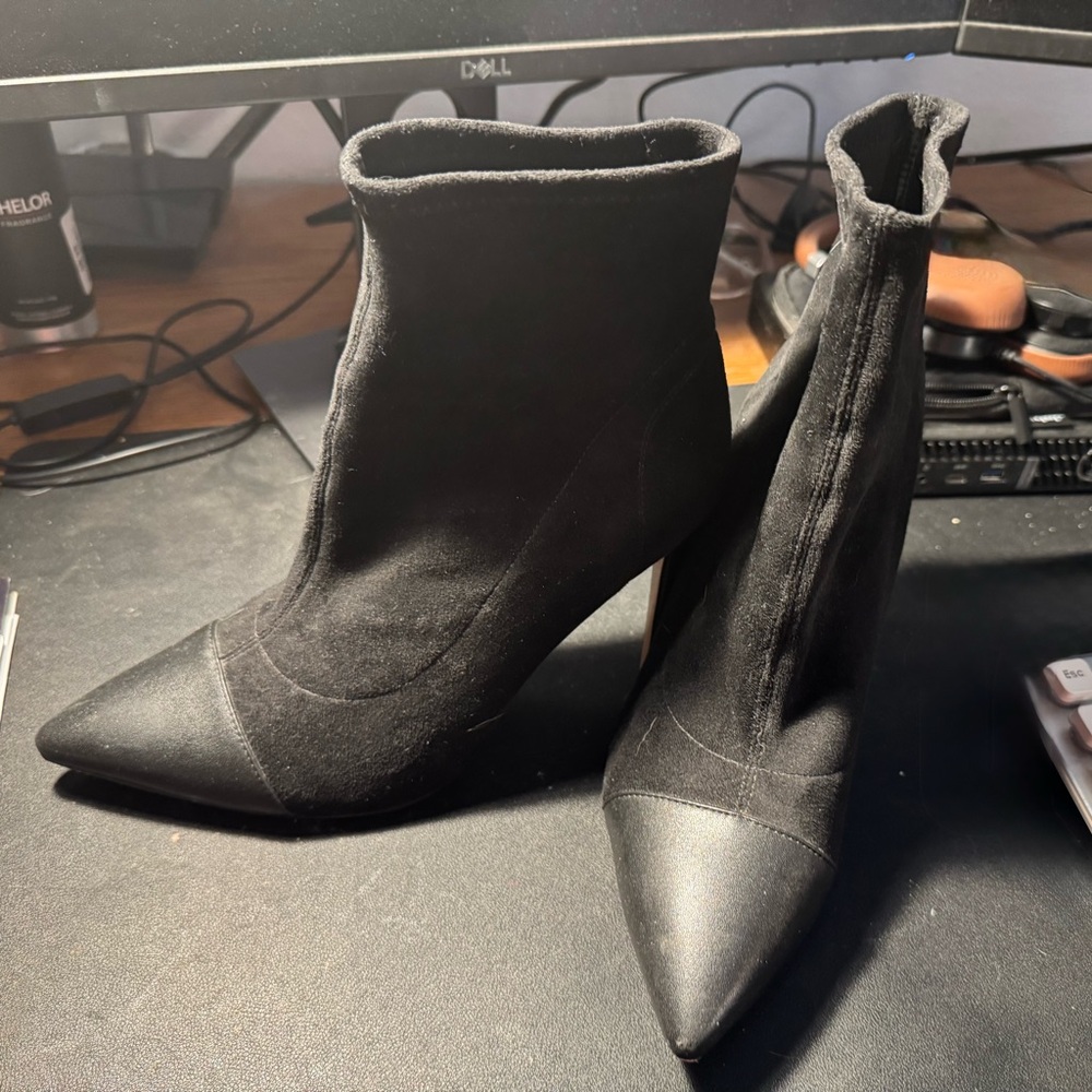 Source Unknown Sleek Black Heeled Boots